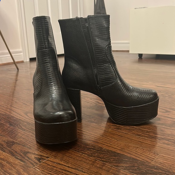 Urban Outfitters Mel Platform Boot - Picture 1 of 3